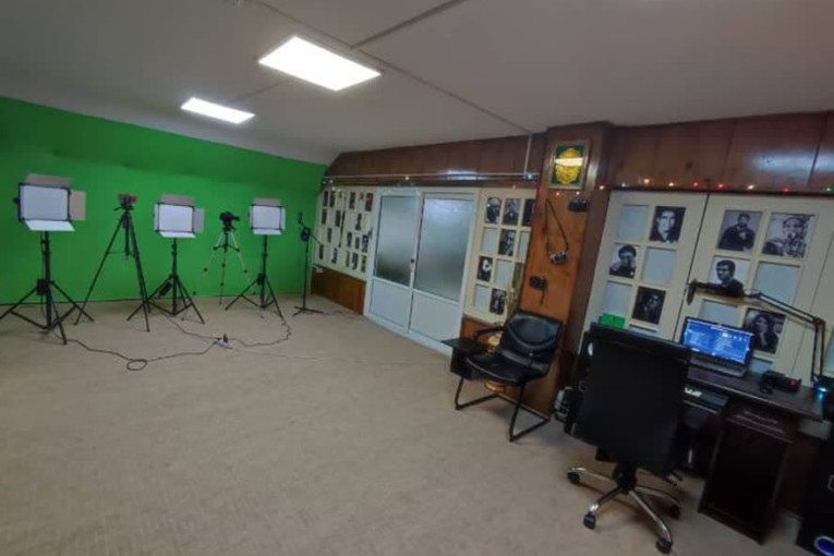 اجاره استودیو کروماکی، استودیو صدابرداری با تمامی تجهیزات نور، صدا و دوربین