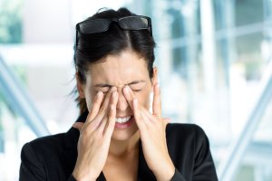 عوارض خطرناک مالیدن چشم ها