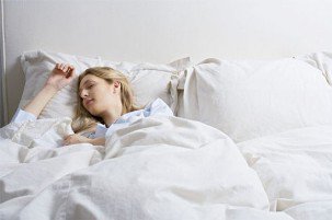 مضرات خوابیدن به پشت برای سلامتی